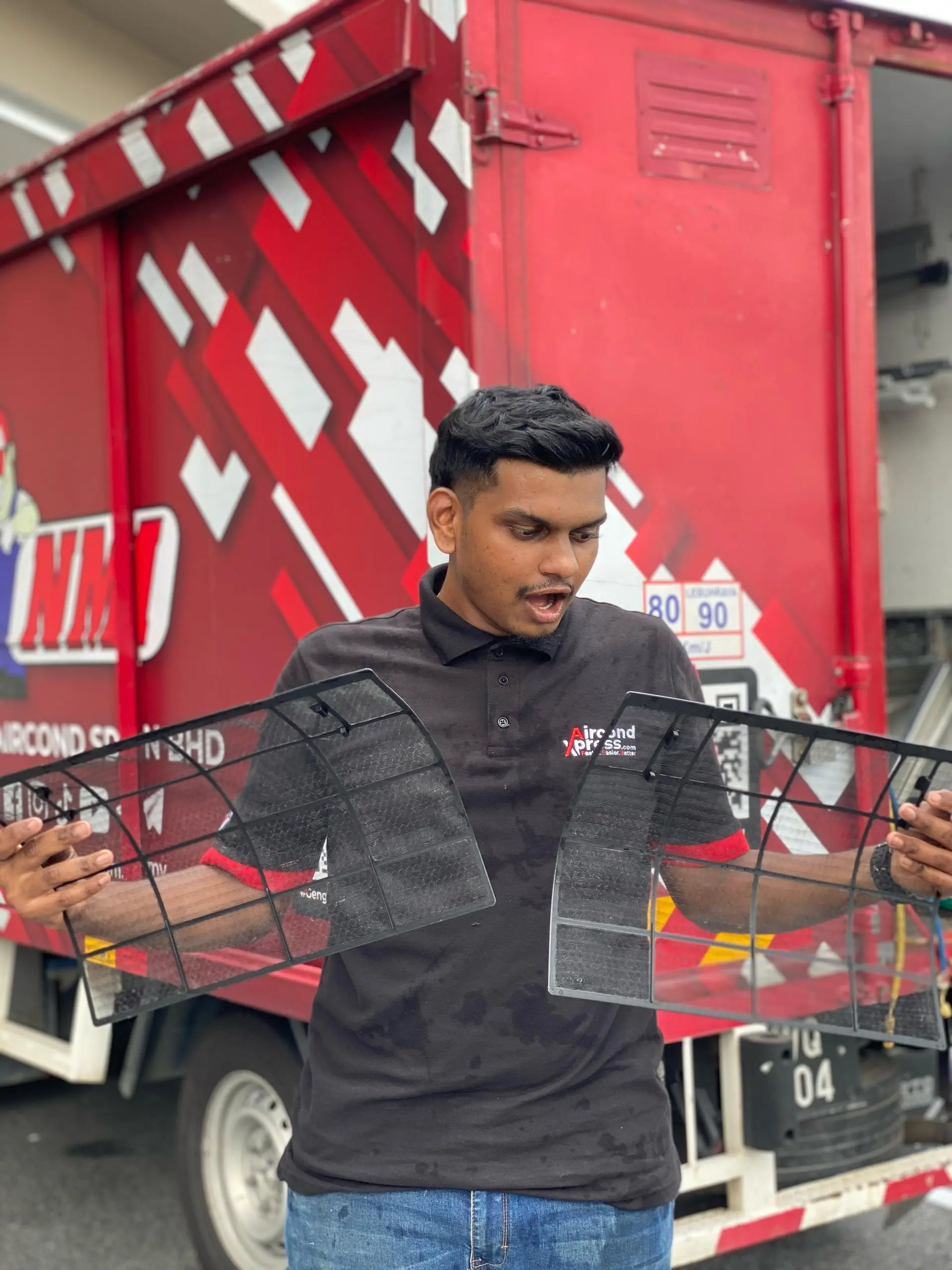 	5 Tips Mencari Kontraktor Aircond Dengan Betul

Memilih kontraktor penyaman udara (aircond) yang betul adalah langkah penting untuk memastikan sistem penyaman udara anda dipasang dan diselenggara dengan baik. Ramai yang tersilap langkah kerana tidak tahu apa yang perlu diberi perhatian semasa mencari perkhidmatan ini. Berikut adalah 5 tips penting daripada AircondXpress untuk membantu anda membuat pilihan yang tepat!

1. Semak Lesen dan Sijil Pengiktirafan
Pastikan kontraktor mempunyai lesen sah dan pengiktirafan daripada badan profesional. Ini menunjukkan mereka mempunyai kepakaran dan kelayakan dalam bidang penyaman udara.

2. Pengalaman dan Kepakaran
Pilih kontraktor yang berpengalaman dan telah menjalankan banyak kerja pemasangan atau servis aircond. Kontraktor yang mahir lebih tahu cara menangani pelbagai jenis masalah dan sistem aircond.

3. Ulasan dan Testimoni Pelanggan
Lihat ulasan pelanggan terdahulu di media sosial atau laman web mereka. Pengalaman pelanggan lain boleh memberi gambaran tentang kualiti perkhidmatan yang ditawarkan.

4. Harga yang Berpatutan dan Telus
Dapatkan sebut harga terlebih dahulu dan pastikan tiada caj tersembunyi. Kontraktor yang profesional akan memberikan harga yang telus serta penerangan lengkap tentang servis yang akan dilakukan.

5. Perkhidmatan Selepas Jualan
Pilih kontraktor yang menyediakan jaminan dan servis susulan. Ini penting sekiranya berlaku masalah selepas pemasangan atau servis dilakukan.

TIP HARI INI: Jangan tergesa-gesa memilih kontraktor! Lakukan sedikit kajian supaya anda tidak menyesal kemudian hari.
