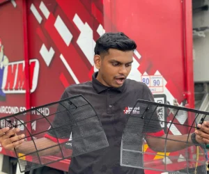  5 Tips Mencari Kontraktor Aircond Dengan Betul Memilih kontraktor penyaman udara (aircond) yang betul adalah langkah penting untuk memastikan sistem penyaman udara anda dipasang dan diselenggara dengan baik. Ramai yang tersilap langkah kerana tidak tahu apa yang perlu diberi perhatian semasa mencari perkhidmatan ini. Berikut adalah 5 tips penting daripada AircondXpress untuk membantu anda membuat pilihan yang tepat! 1. Semak Lesen dan Sijil Pengiktirafan Pastikan kontraktor mempunyai lesen sah dan pengiktirafan daripada badan profesional. Ini menunjukkan mereka mempunyai kepakaran dan kelayakan dalam bidang penyaman udara. 2. Pengalaman dan Kepakaran Pilih kontraktor yang berpengalaman dan telah menjalankan banyak kerja pemasangan atau servis aircond. Kontraktor yang mahir lebih tahu cara menangani pelbagai jenis masalah dan sistem aircond. 3. Ulasan dan Testimoni Pelanggan Lihat ulasan pelanggan terdahulu di media sosial atau laman web mereka. Pengalaman pelanggan lain boleh memberi gambaran tentang kualiti perkhidmatan yang ditawarkan. 4. Harga yang Berpatutan dan Telus Dapatkan sebut harga terlebih dahulu dan pastikan tiada caj tersembunyi. Kontraktor yang profesional akan memberikan harga yang telus serta penerangan lengkap tentang servis yang akan dilakukan. 5. Perkhidmatan Selepas Jualan Pilih kontraktor yang menyediakan jaminan dan servis susulan. Ini penting sekiranya berlaku masalah selepas pemasangan atau servis dilakukan. TIP HARI INI: Jangan tergesa-gesa memilih kontraktor! Lakukan sedikit kajian supaya anda tidak menyesal kemudian hari.